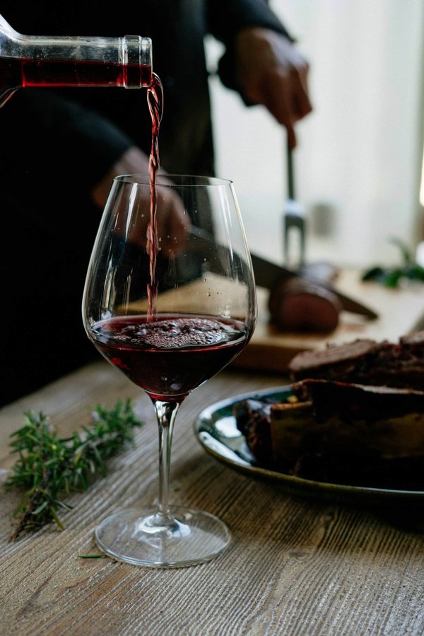 Quels sont les effets de la consommation modérée de vin rouge sur la santé cardiovasculaire ?