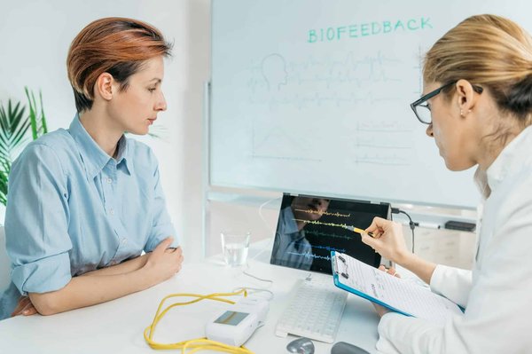 Comment l'utilisation de techniques de biofeedback peut-elle améliorer le contrôle de l'hypertension?