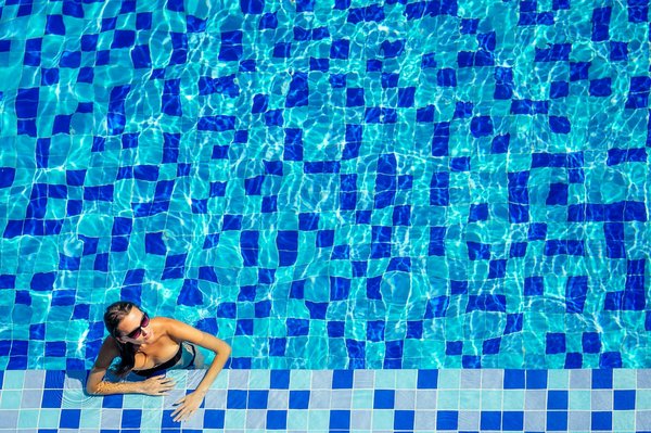 Quelles activités aquatiques sont recommandées pour les seniors souffrant de douleurs aux genoux?